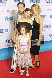 Jan Josef Liefers, Heike Makatsch, Harriet Herbig-Matten und Edwina Kuhl bei der Premiere "Das Pubertier" am 04.07.2017 im Math&auml;ser Filmpalast (&copy;Foto: Martin Schmitz)
